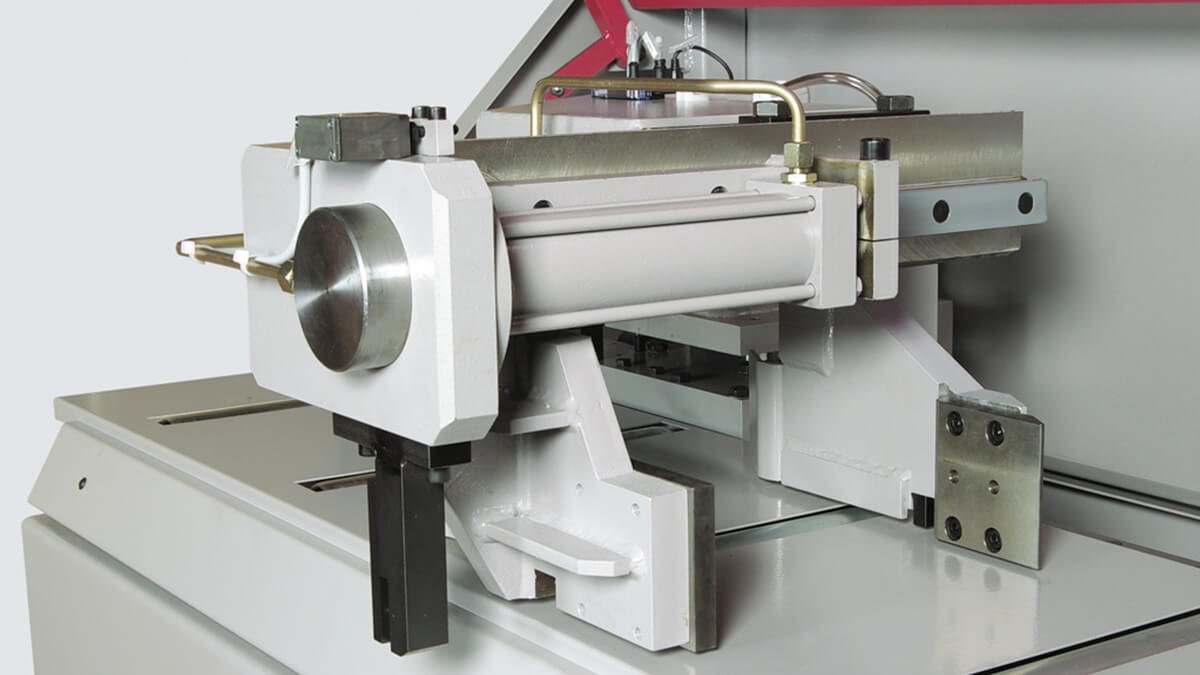 Behringer Eisele Unterflur-Kreissägeautomat PSU 450 A Nachschubgreifer zur Positionierung des Ausgangsmaterials