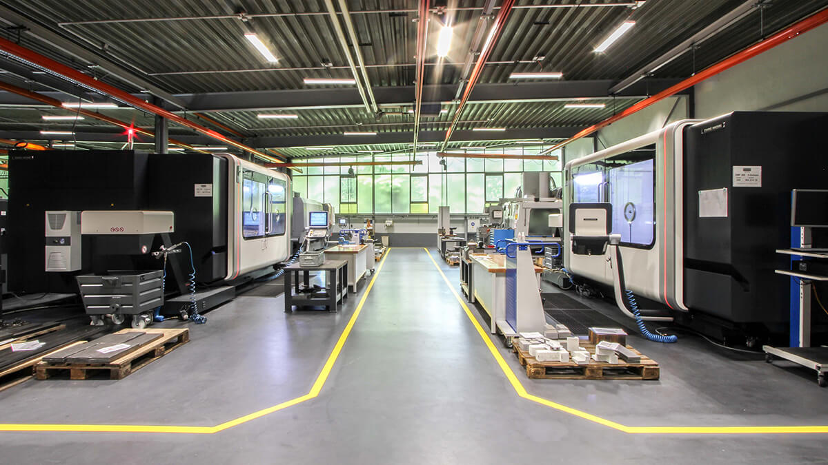 Mehrere Moderne CNC-Fräszentren stehen nebeneinander in der Fertigung